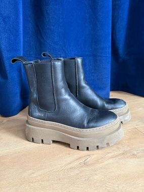Copenhagen Studios CPH137 Platform Chelsea in Taupe